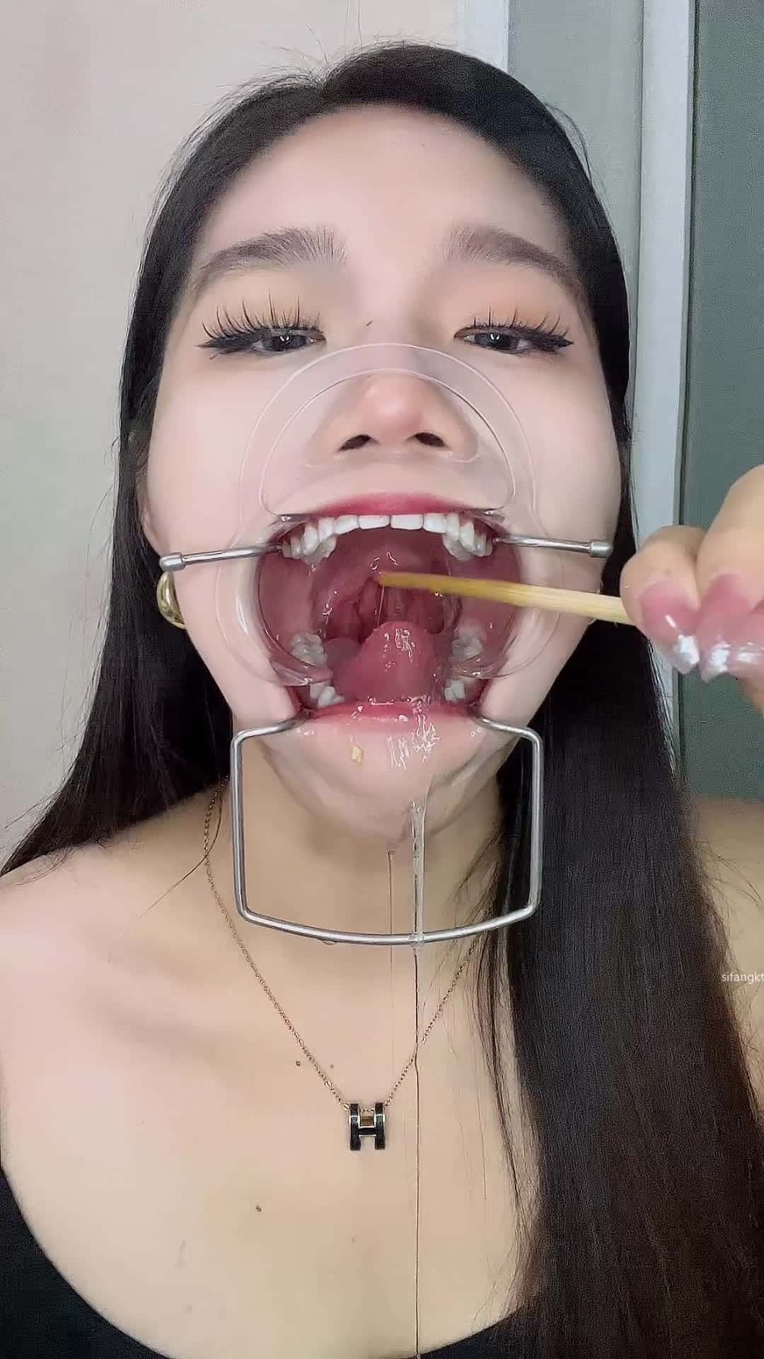 恋物癖反差女主播口腔定制口水催吐30V/25.6G