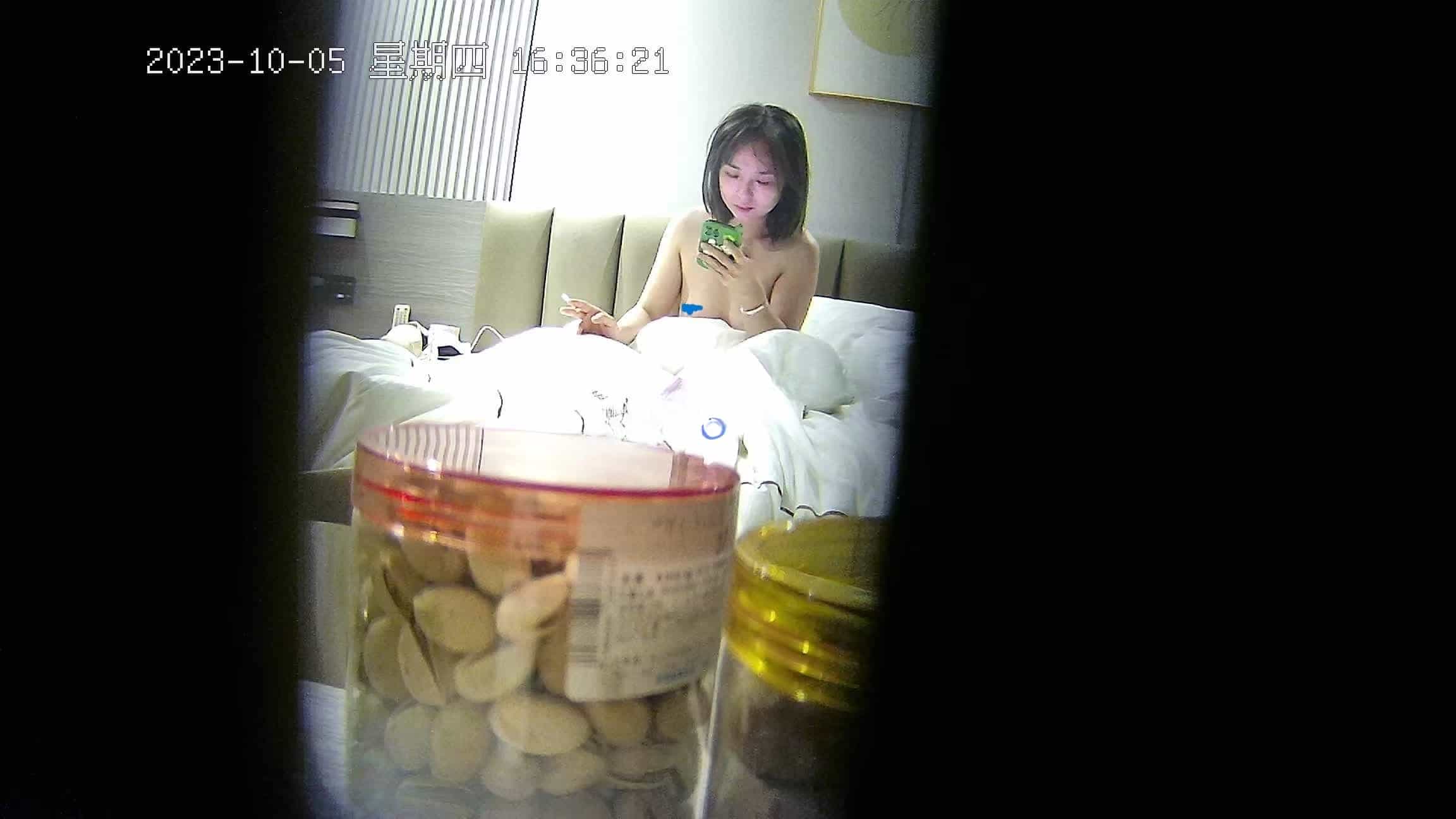 【酒店偷拍】同一房里的两位气质美女 风格不同但都被内射1.08G